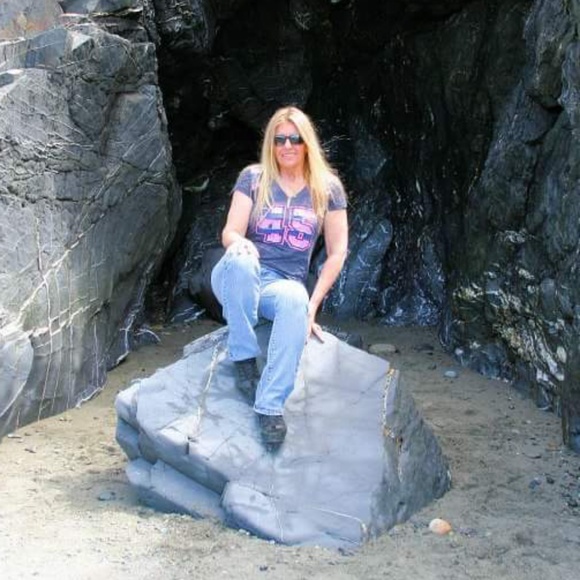 Meet your Posher, Dana - Picture 1 of 4